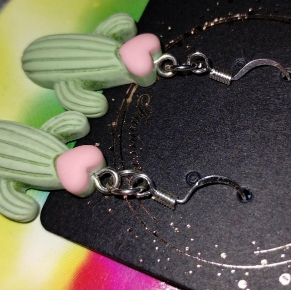 Handmade Kawaii Heart Cactus Earrings - Picture 4 of 7